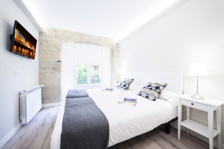 Amazing Central apart. 3 minutes Concha Beach.4pax