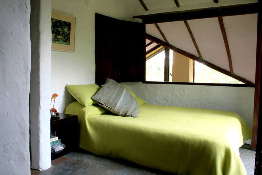 Alcoba cama doble con balcón