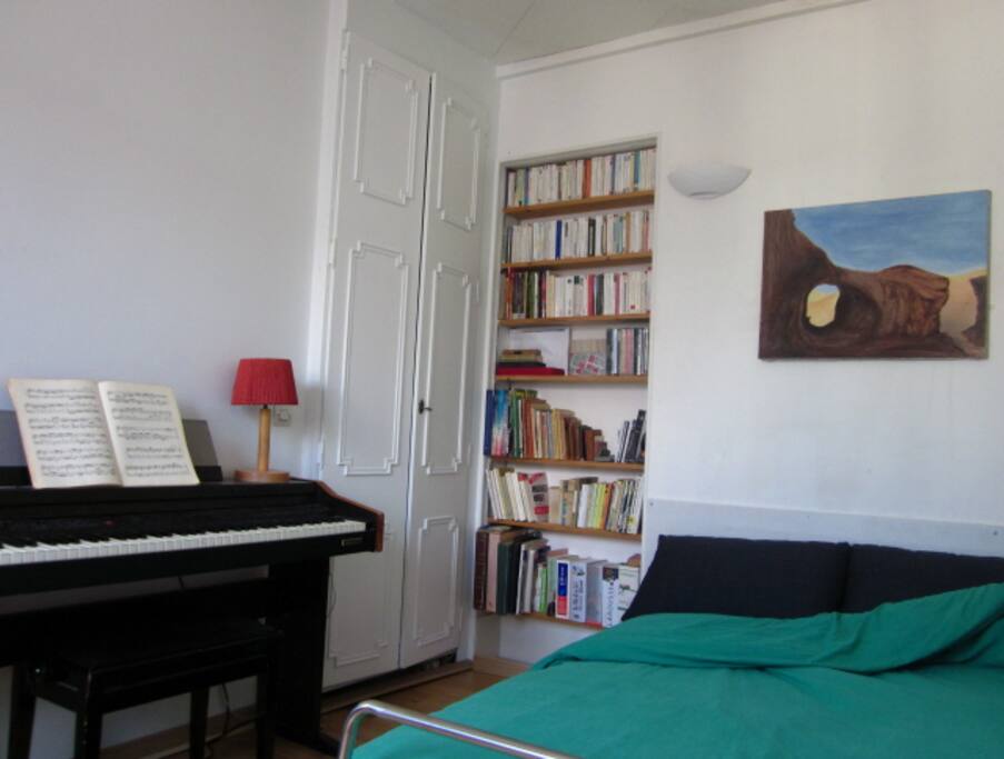 1ere zone de nuit avec couchage 2 places (+ clavier électronique, petite bibliothèque)