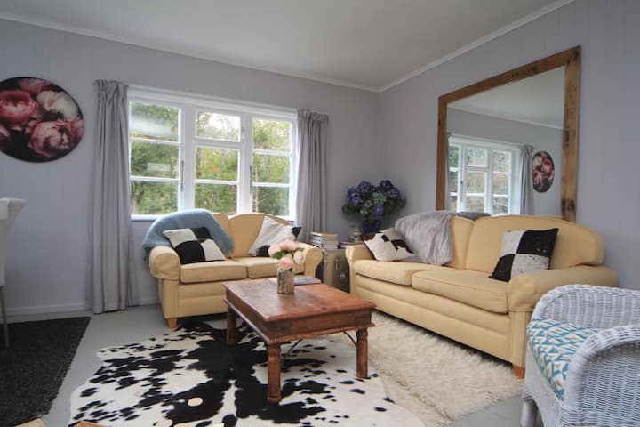 Escape To The Country- The Sows Ear @ Rahui - Castlepoint