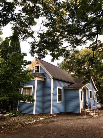 Charming Lake Home / Cape Cod Cottage