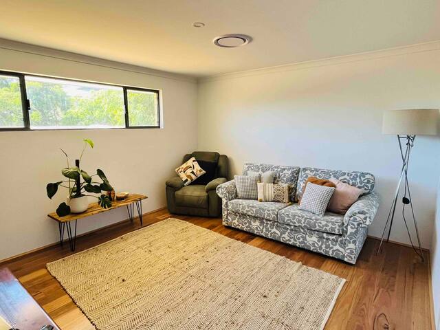 Cheerful 5 bedroom home with free parking onsite gallery image 3