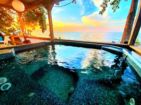 Lakefront House near Niagara Falls with Hot Tub!