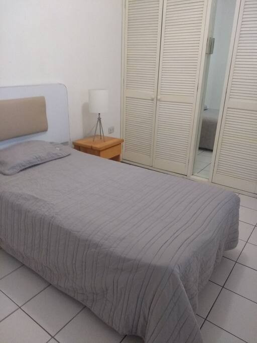 Recámara cama individual, tiene a/c, abanico de techo