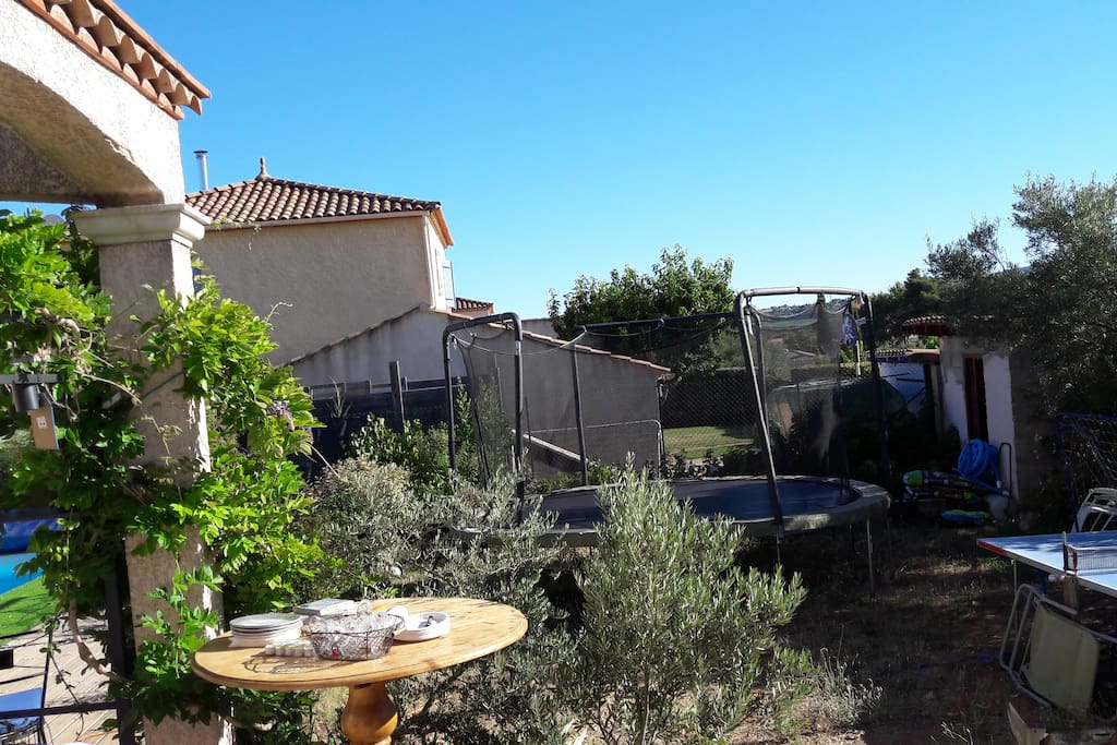 trampoline, table de ping-pong...