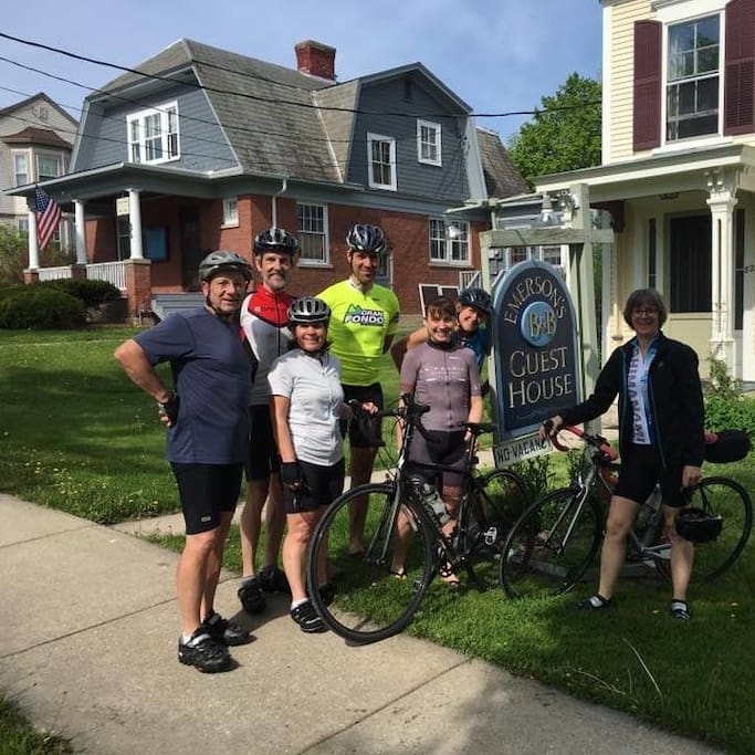 Our wonderful regular bicyclists from Quebec!! No need to drive once with us!