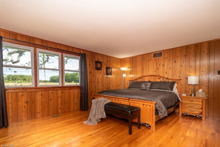 Primer dormitorio con cama tamaño king, ubicado en el primer piso.