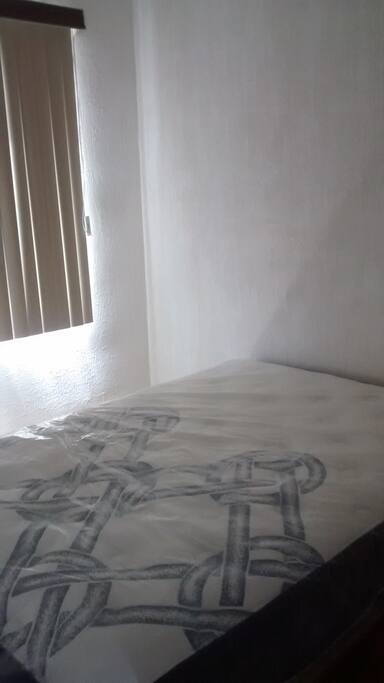 Recamara con cama matrimonial.