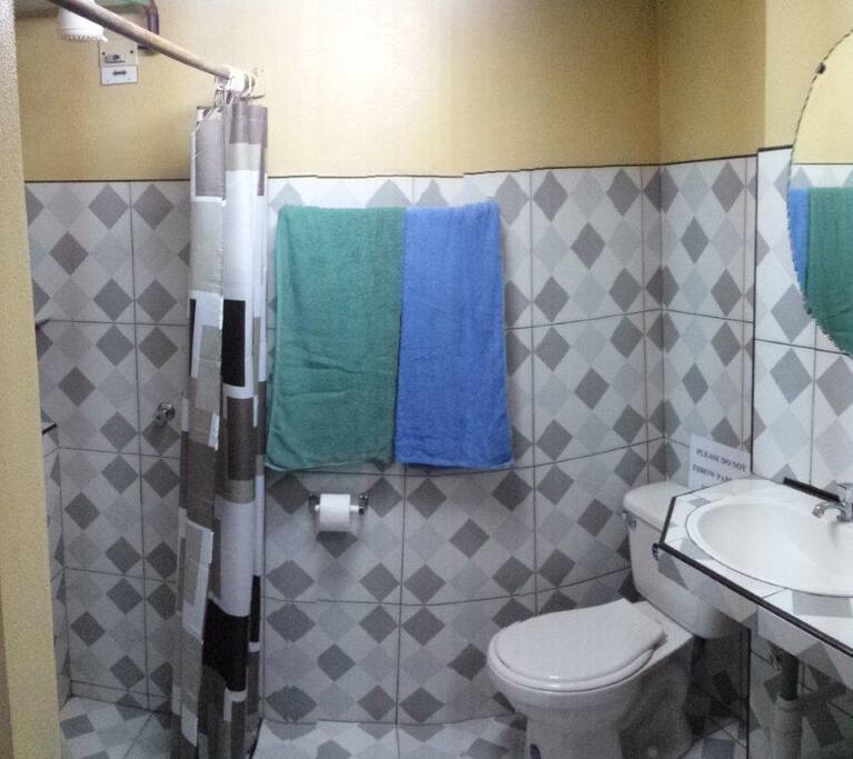 Baño Habitación 2 en "Fernandez Room Rentals"