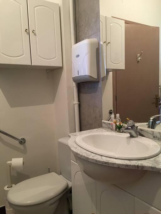Salle de bain avec baignoire et wc