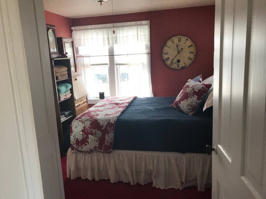 Downstairs bedroom , queen size , bath off of bedroom