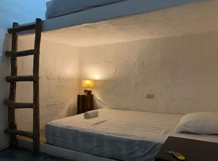 Chumba cha vyumba viwili vya kulala kilicho na bafu. 