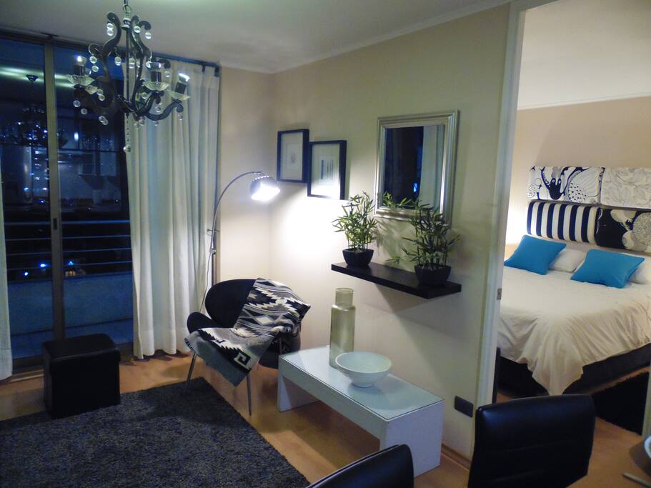 Vista de sala de estar y habitación.