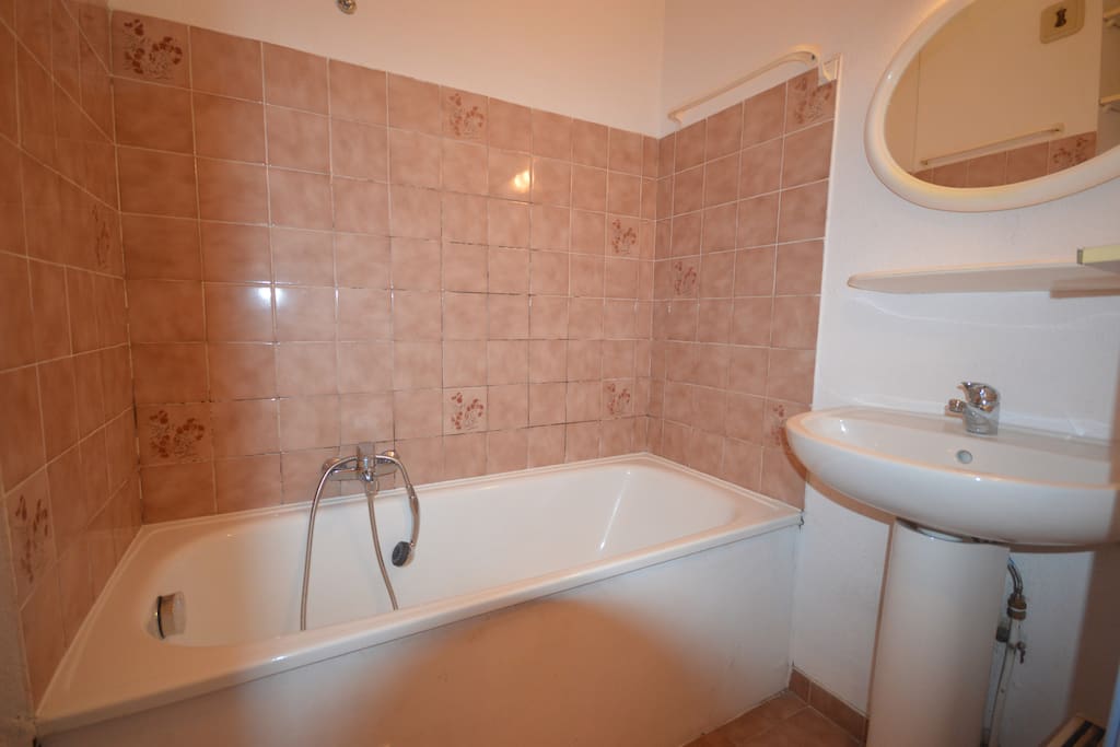Salle de bain avec wc