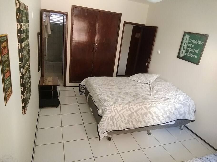 Você também pode usar o guarda roupas caso prefira do que deixá-las dentro da mala.
