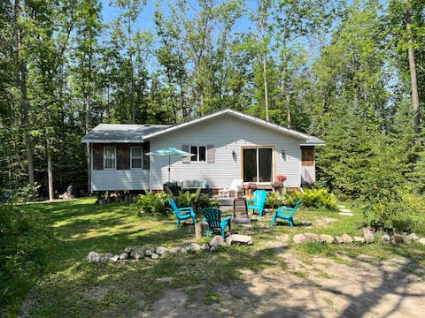 Relaxing 3 Bedroom Cabin with Hot Tub