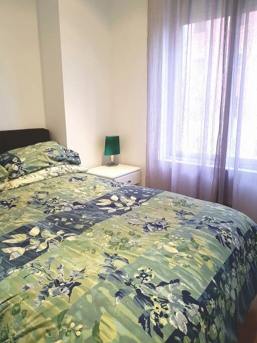 cama de dormitorio con almacén y vistas al exterior