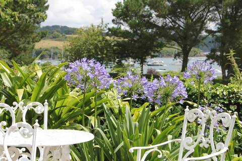 Luxury clapboard cottage with river views, Helford