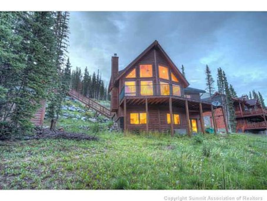 Windows splashed throughout, bringing in the mountains so close it feels you can touch them
