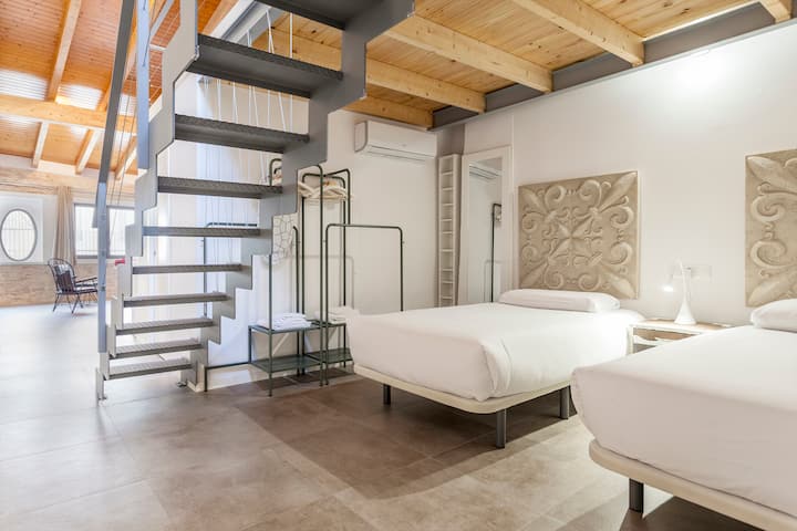 Დაბლა საძილე სივრცეში განთავსებულია ორი კომფორტული ერთადგილიანი საწოლი (110 x 190 სმ), რომ უზრუნველყოთ კარგი ღამის დასვენება და ტანსაცმლის თაროები თქვენი ყველა ნივთის მოხერხებულად განთავსებისთვის. 