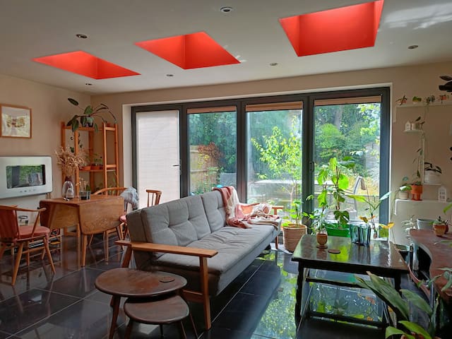 Home in London, 20min Waterloo