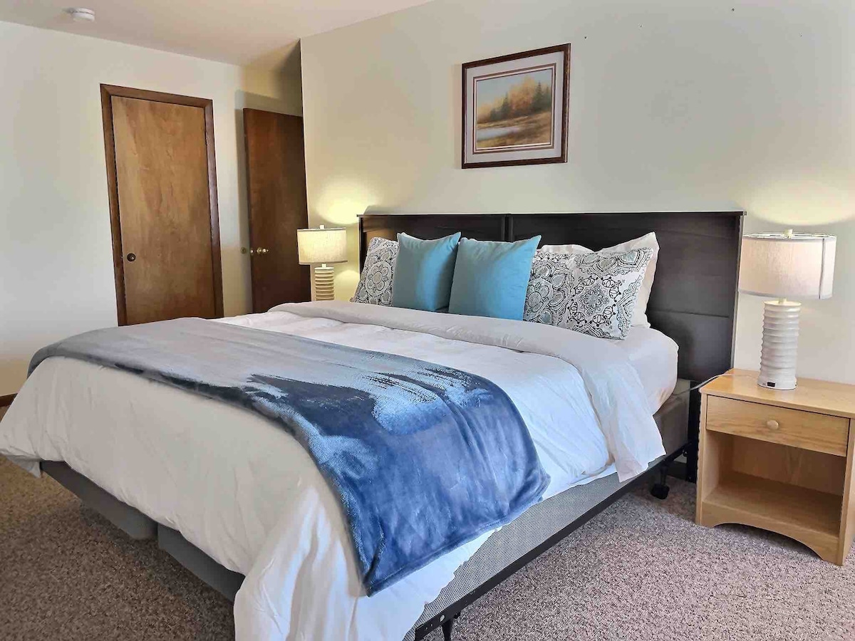 Kënaqu me një natë të qetë në krevatin tonë të rehatshëm "king".