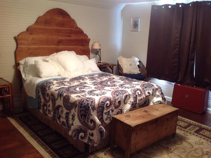 Cama tamaño queen en la planta superior