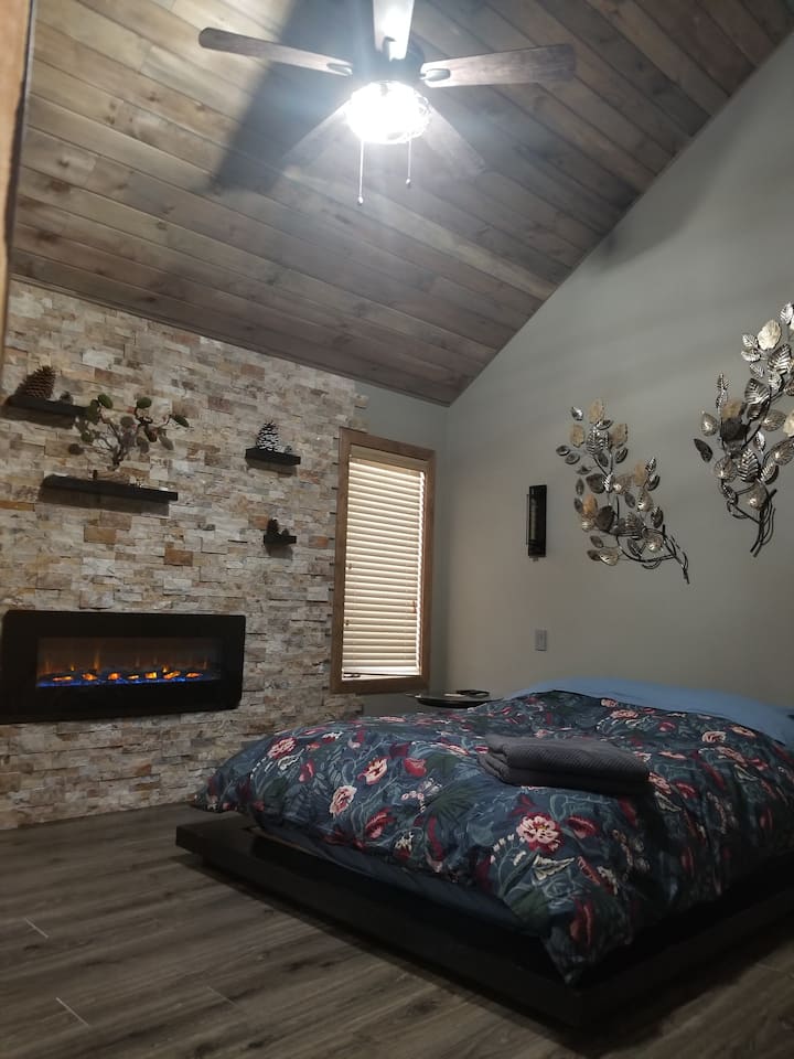 إطلالة على غرفة النوم الرئيسية في الطابق الثاني.