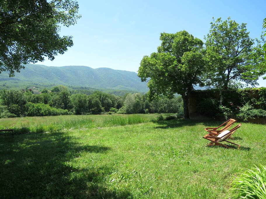 jardin privatif - vue sur le Luberon