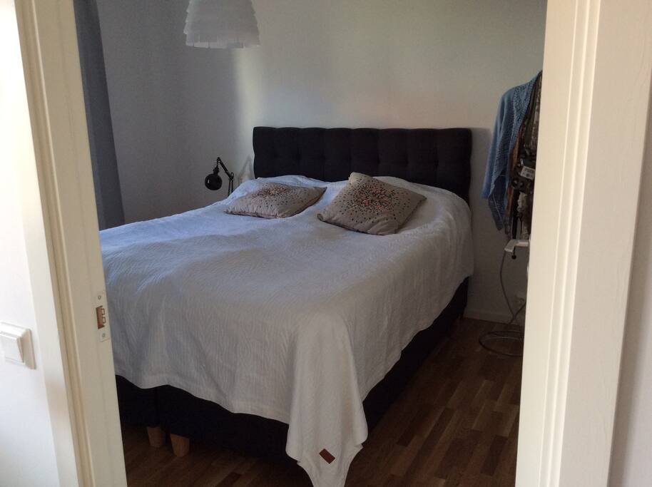 Sovrum med dubbelsäng