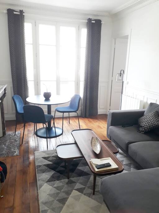 Salon au calme sans vis à vis, éclairé d'une double grande fenêtre suivi d'un balcon