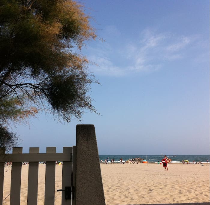 Accès direct à la plage par le petit portillon