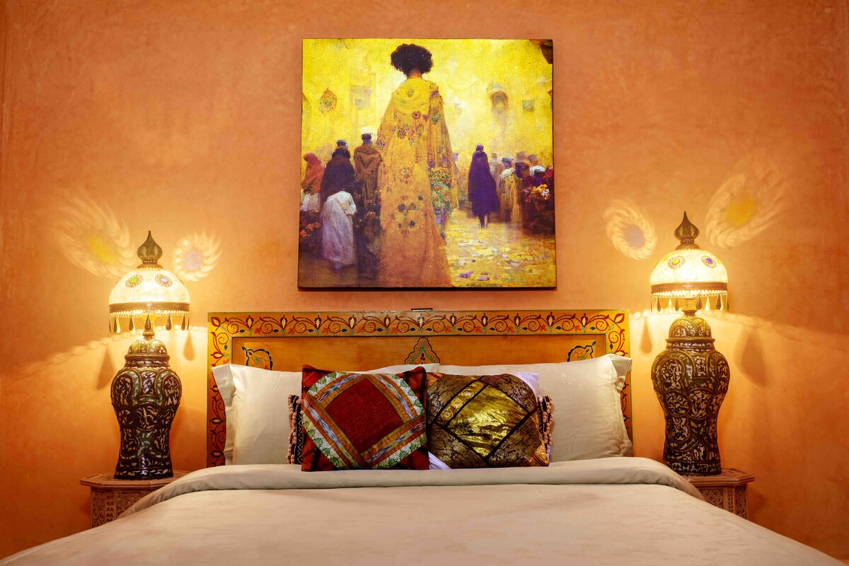 Intérieur élégant et design de La chambre Fez, Riad Roxanne, un havre de paix à Marrakech