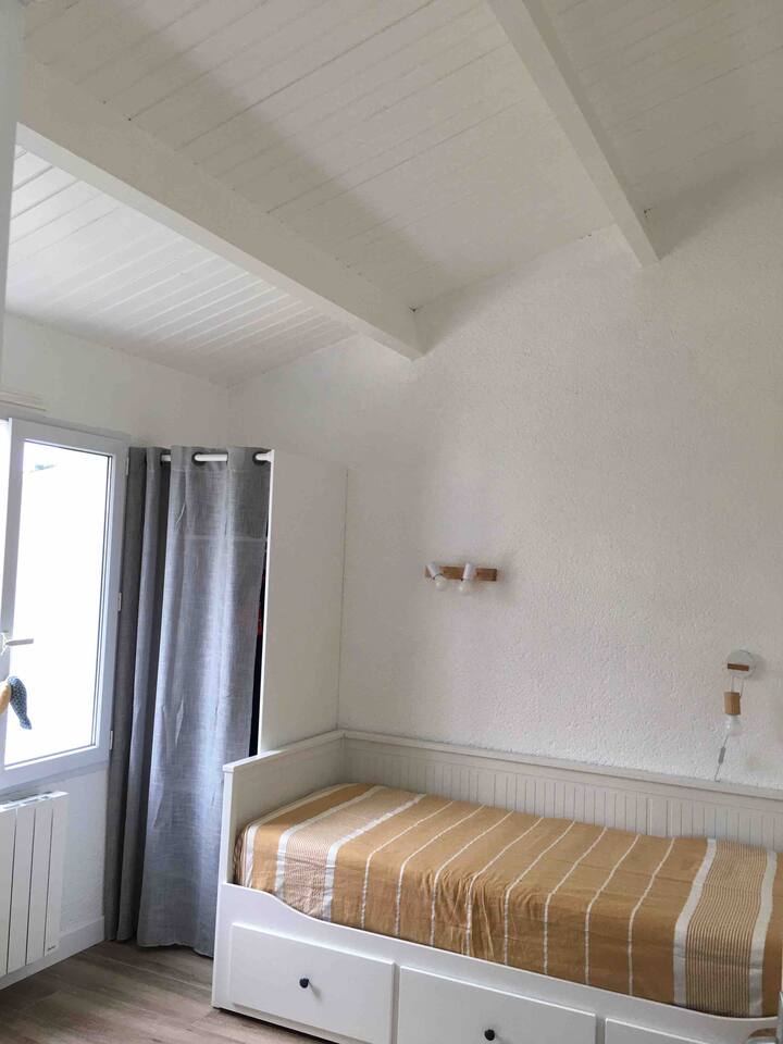 2号卧室，花园一侧，带
-可变成舒适双人床的长凳
-一张单人床。
