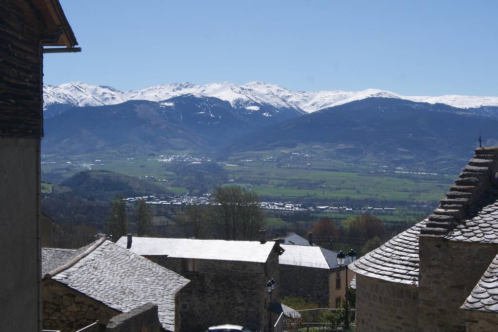 Vue sur village et montagnes de la maison
