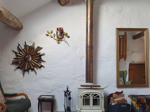 Popular Airbnb listing: A hideaway cottage. Perfectly placed. in Abererch, Efail Newydd, Pentre Uchaf, Y Ffr