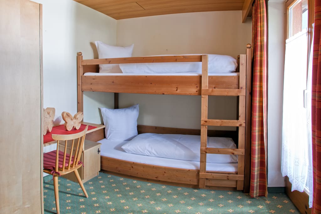 Kinderzimmer mit Etagenbett, ( nur erreichbar durch Schlafzimmer)