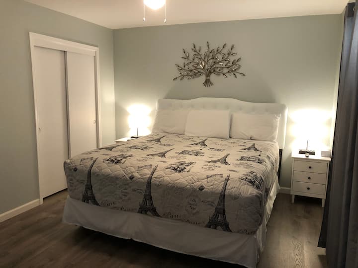 חדר שינה ראשי עם חדר ארונות 