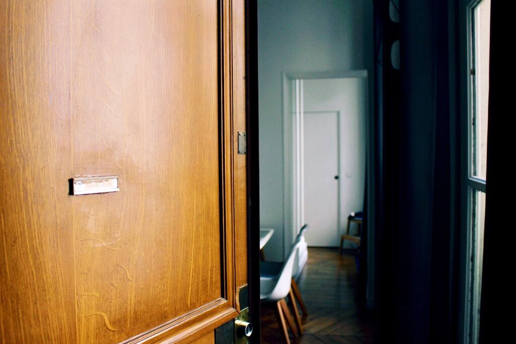 L'appartement se trouve au premier étage d'un immeuble haussmannien. (ascenseur à disposition)