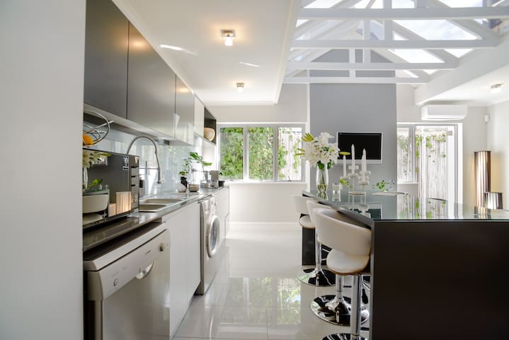 Casa Papi, Bright, Modern Retreat in Camps Bay