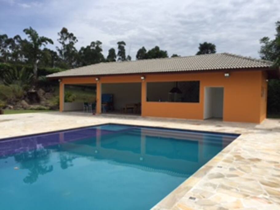 Piscina e salao de festas
