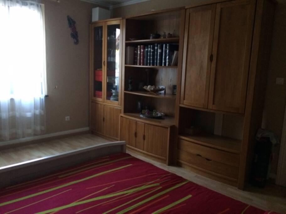 Chambre lumineuse et spacieuse ( 15 m2) autorisant un couchage d'appoint pour un ou deux enfants. Rangement disponible dans la bibliothèque.