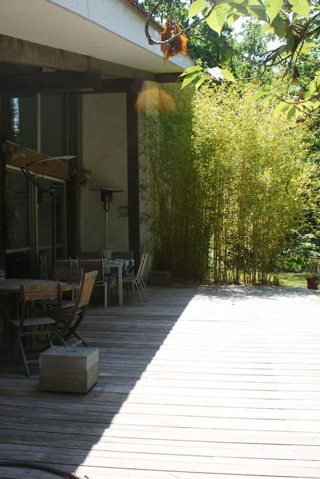 Vue d'une partie de la terrasse en bois exotique devant le salon salle à manger (terrasse de plus de 60m²).