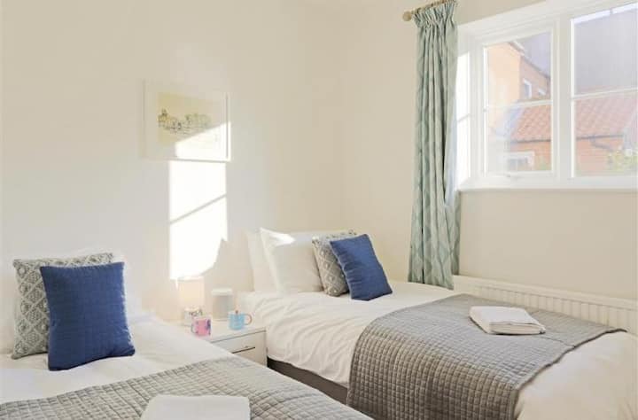 חדר זוגי עם מרחב תלייה ושידה קטנה