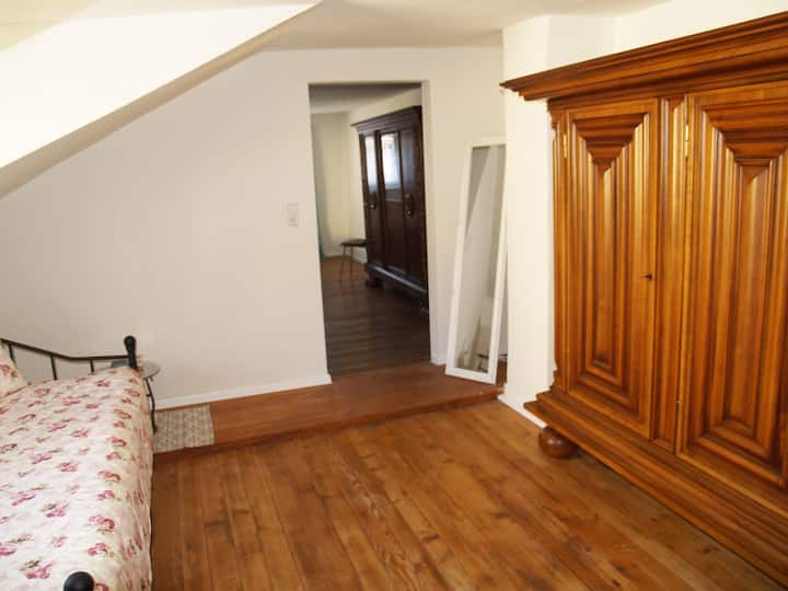 غرفة نقل مع "خزانة فرانكفورت" عالية الجودة