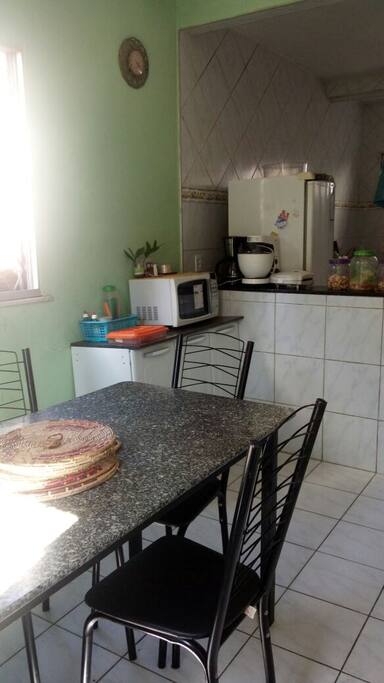 Cozinha com mesa de jantar.