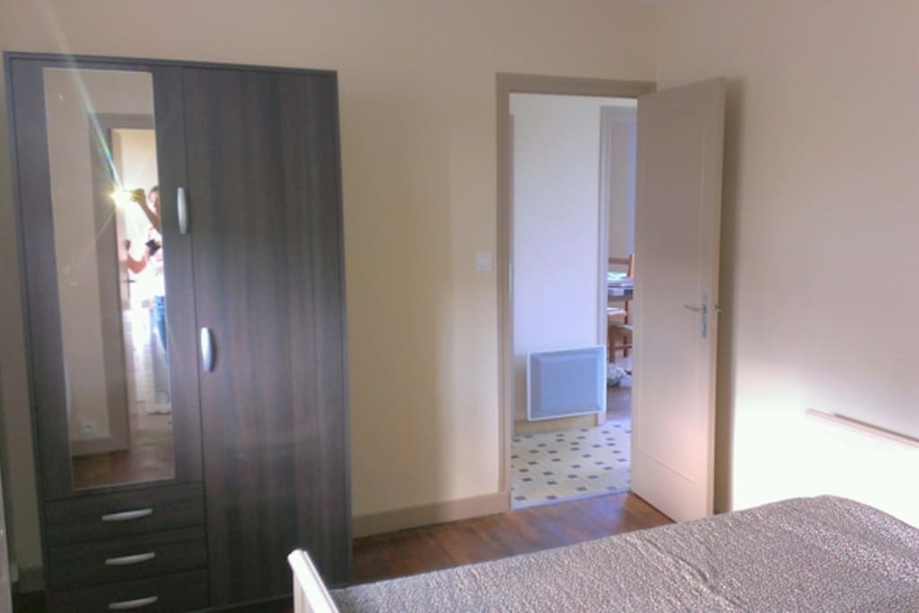 chambre avec lit en 140cm