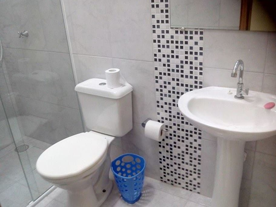 Banho social com chuveiro thermo system e box de vidro
