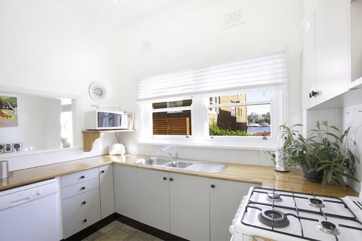 Manly Beach Cottage gallery image 2