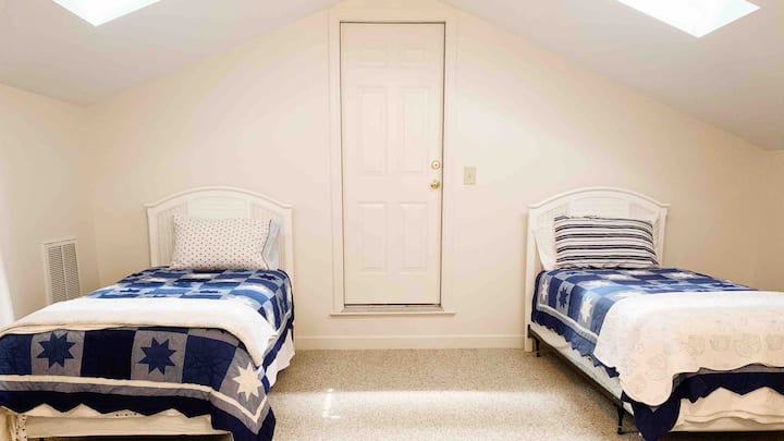 Спалня на третия етаж — четири единични легла